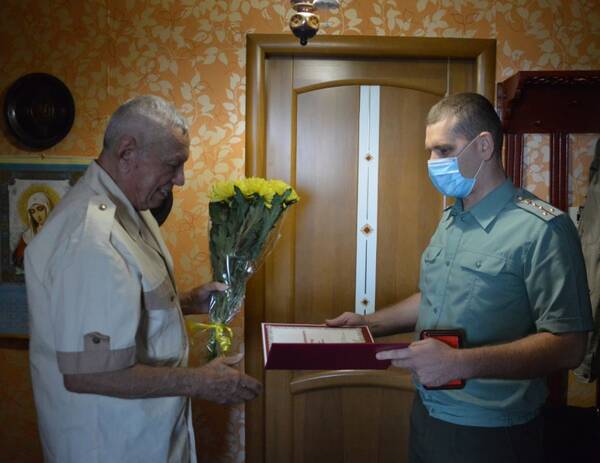 Росгвардейцы в Брянске поздравили с юбилеем ветерана внутренних войск