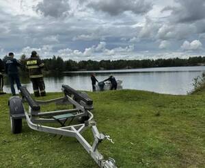 Водолазы в холодной воде ищут тело утонувшего в озере Керамзитное в Брянске