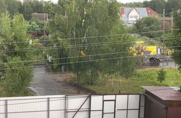 В Брянске дорогу на улице Сахарова ремонтируют в дождь
