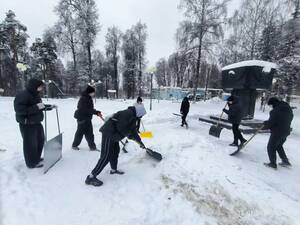 Учащиеся брянских техникумов и школ навели порядок у городских памятников