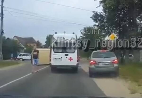 В Клинцах инкассаторская машина попала в ДТП и перевернулась