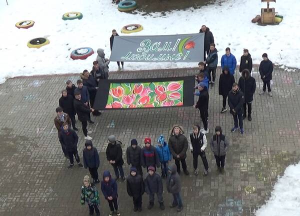 В Брянской областной школе-интернате устроили праздничный флешмоб