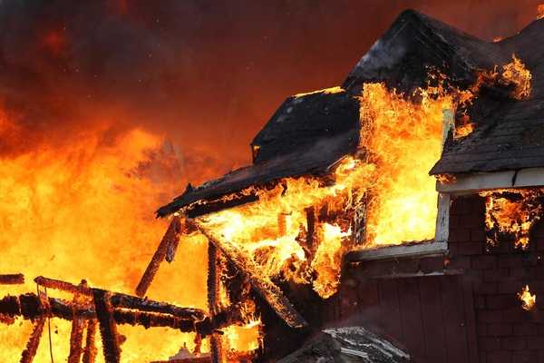 В Трубчевском районе сгорел заброшенный дом