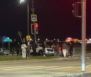 В Брянске иномарка пробила ограждение на улице Ильи Иванова