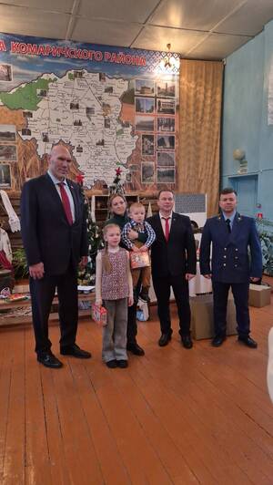 Николай Валуев поздравил детей на «Новогодней елке» в Комаричском районе