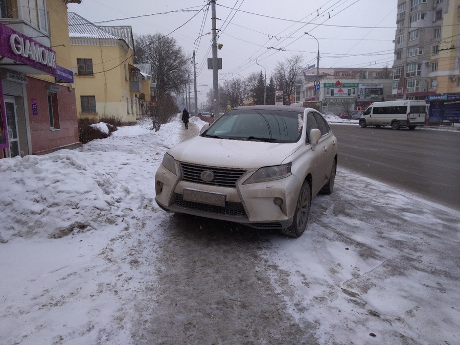 В Брянске автохам на «Лексусе» перекрыл тротуар у остановки «Турист»