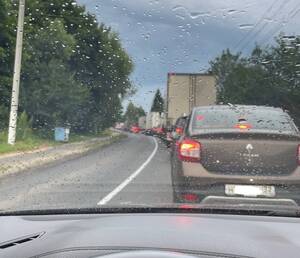 Под Брянском из-за прорыва трубы образовалась огромная пробка