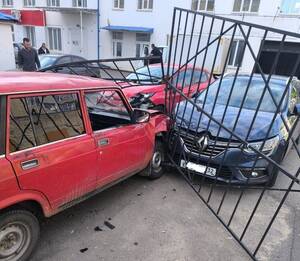 В Клинцах произошло нелепое ДТП с тремя автомобилями