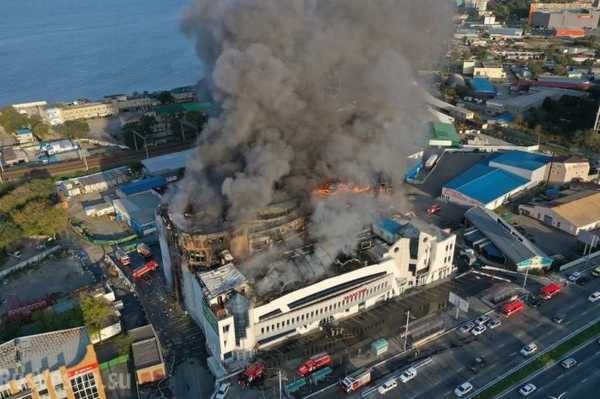 Крупный торговый центр сгорел во Владивостоке