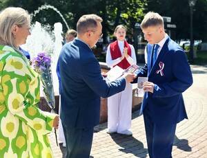 Юным жителям Брянска вручили паспорта в преддверии Дня России 