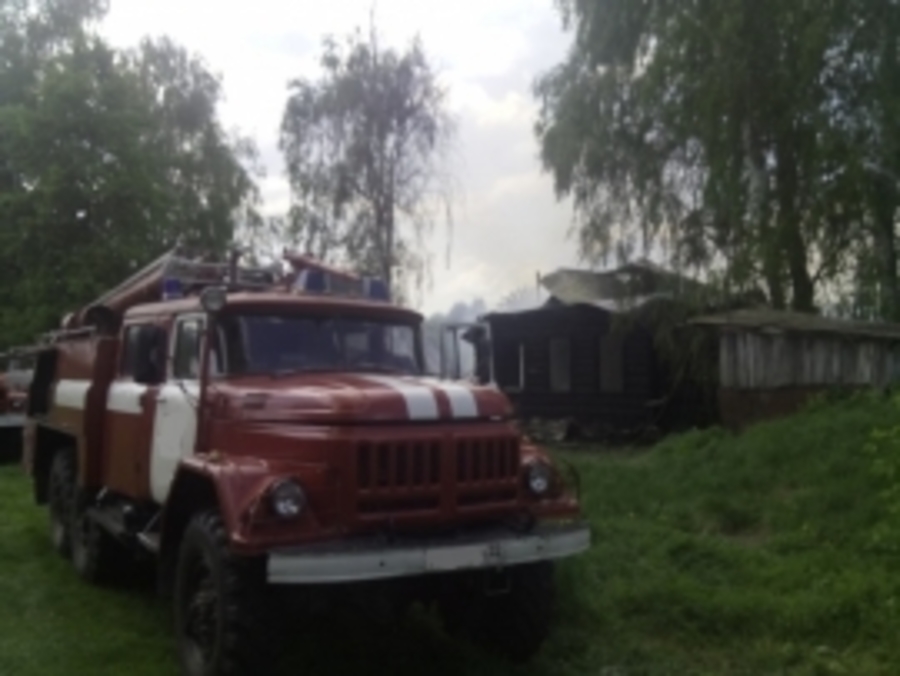 В Трубчевском районе сгорел дом: есть пострадавший