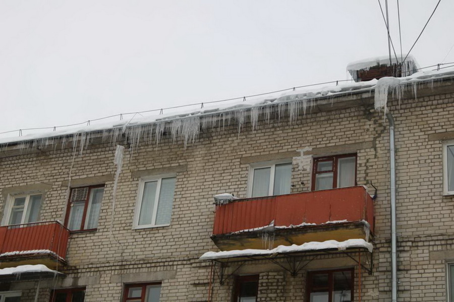 В Брянске коммунальщиков снова отчитали за плохую уборку снега и сосулек