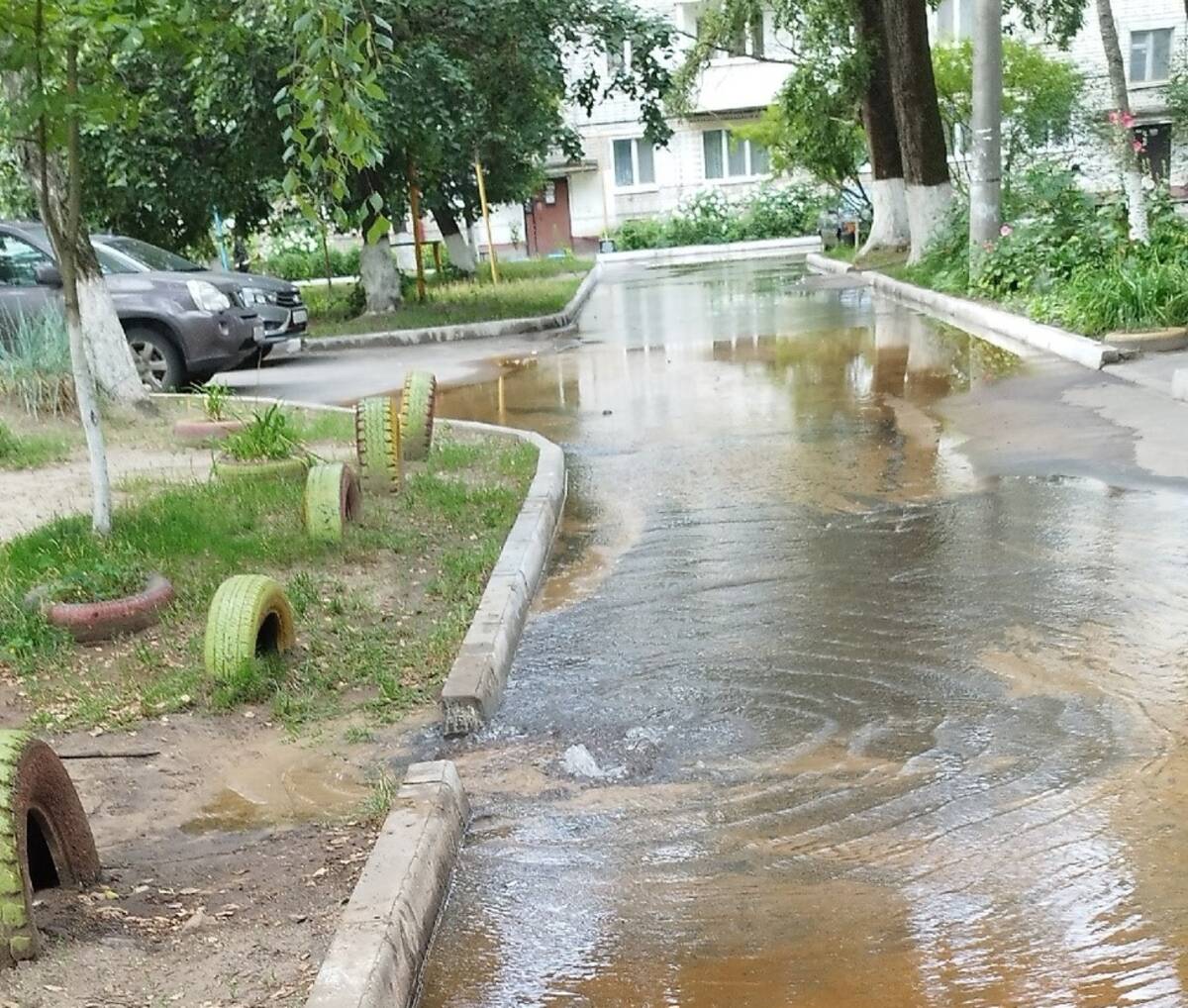 В Брянске прорвало канализацию в переулке Новозыбковском