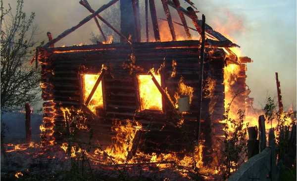 В Сураже под утро сгорел деревянный дом