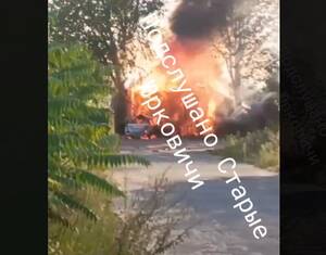 Появилось видео горящего автомобиля и дома в Климовском районе