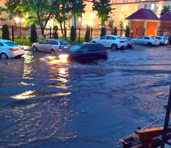 В Брянске из-за сильного дождя затопило дорогу возле горбольницы №1