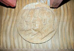 Под потолком Дома Радио нашли барельеф — портрет архитекторов здания