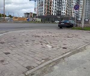 Танцующую плитку заметили на новом тротуаре на Романа Брянского