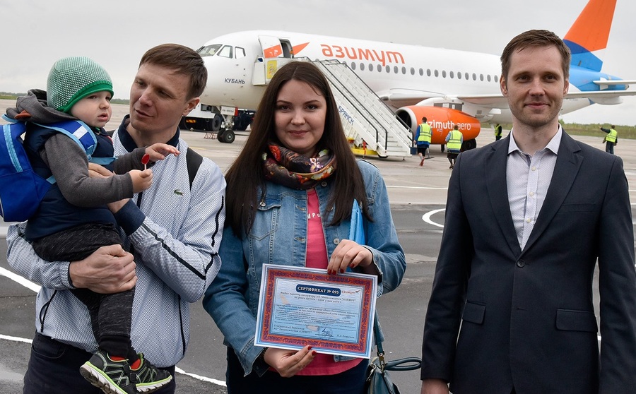 Первой пассажирке авиарейса Брянск - Сочи вручили сертификат