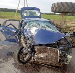 Трактор смял автомобиль с детьми в Почепском районе