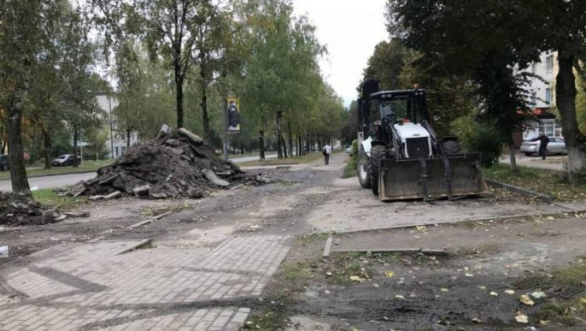 В Брянске на участке улицы Крахмалева стартовало строительство тротуара |  01.10.2022 | Брянск - БезФормата