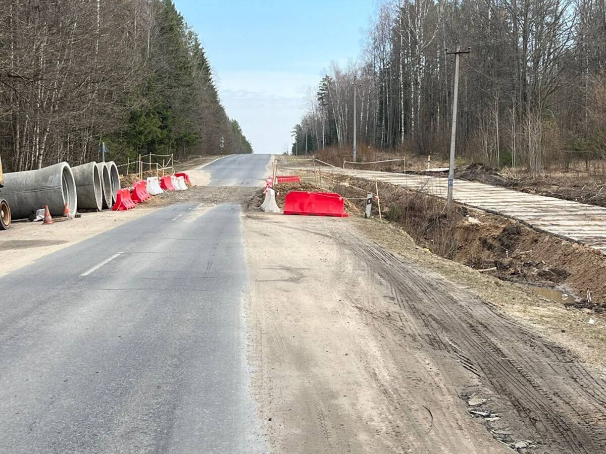 На брянской трассе продолжается ремонт размытой дороги на Клетню