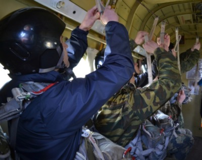 В Брянске более 30 школьников выпрыгнули из самолёта