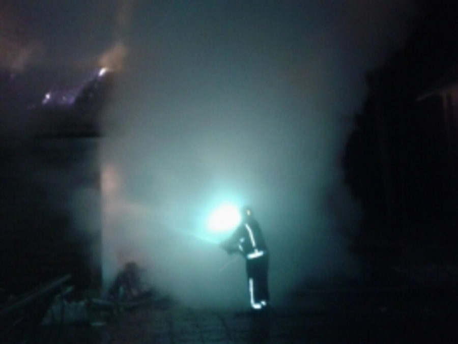 В Фокино пожарные полтора часа тушили горящий коттедж