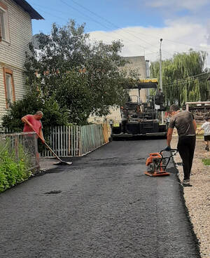 В Комаричах капитально ремонтируют дворовую территорию
