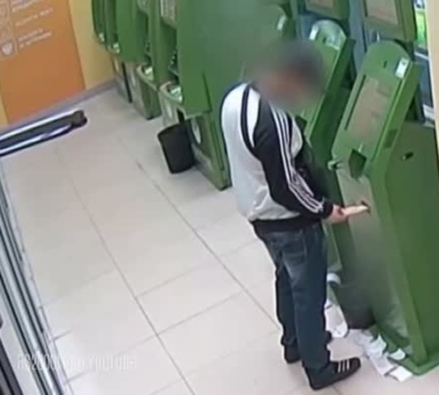 В Брянске 17-летний парень обхитрил банкоматы на 45 тысяч рублей
