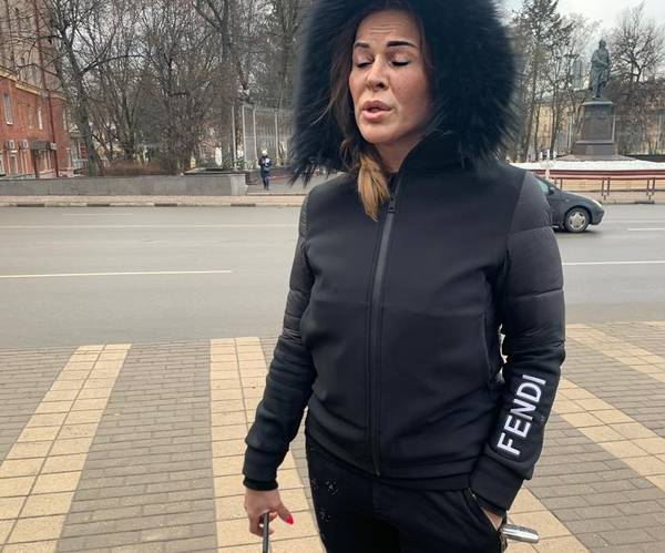 В Брянске жена Коломейцева вышла на протест в пуховике за 211 тысяч рублей