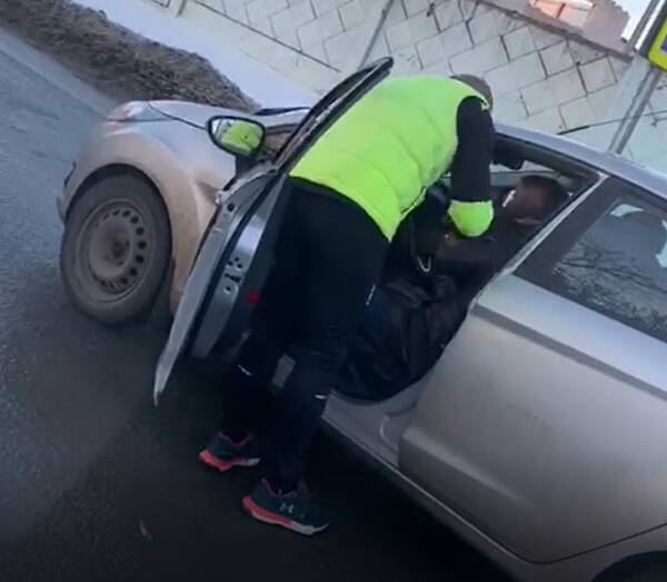 В Брянске на улице Речной подрались двое водителей