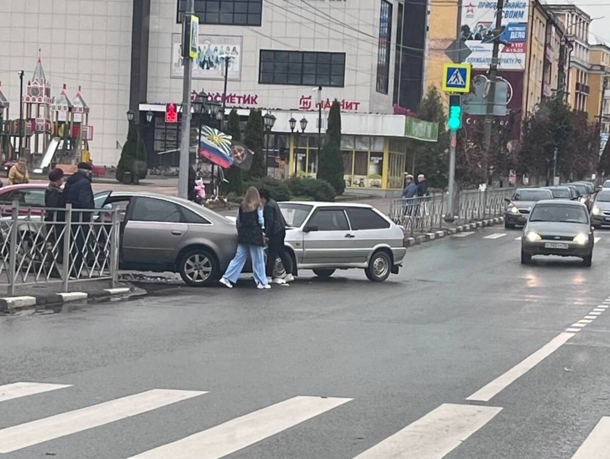 В центре Клинцов столкнулись 2 легковушки