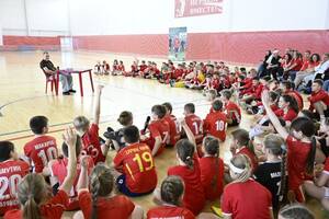 Звезда «Акрона» Константин Савичев встретился с юными футболистами Брянска