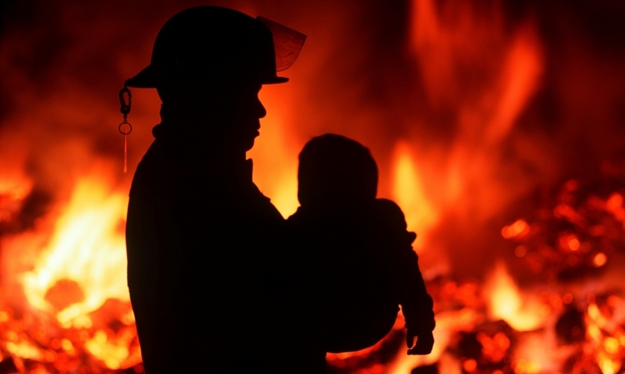 В Брянске из горящей многоэтажки спасли  5 взрослых и ребенка
