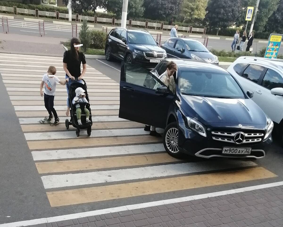 В Брянске автоледи на «Мерседесе» припарковалась на пешеходном переходе