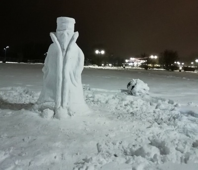 В Брянске на Набережной обнаружили загадочного снежного деда