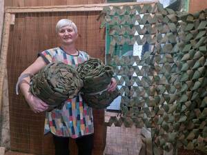 В Брянской области сельчанка изготовила 100 маскировочных сетей для фронта