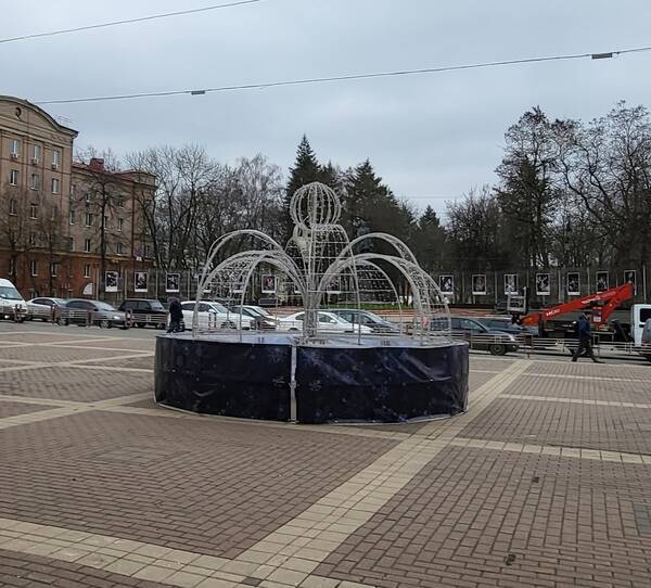 В Брянске красивый «Зимний фонтан» перенесли с бульвара Гагарина к драмтеатру