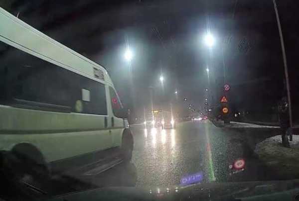 В Брянске попал на видео наглый проезд маршрутки на красный