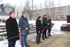 В поселке Климово возложили цветы к Вечному огню