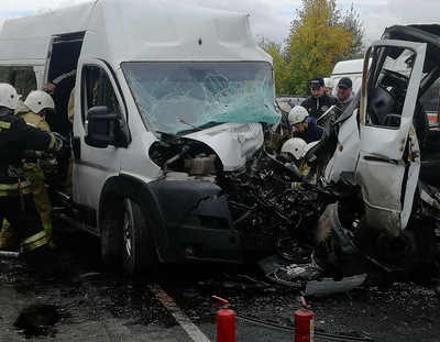 В Брянске маршрутка с грузовиком попали в страшное ДТП на объездной
