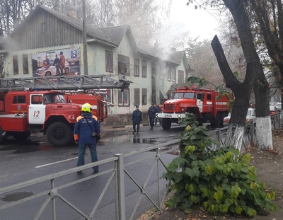 В Брянске загорелся дом на улице Советской