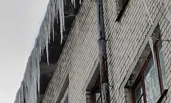 Брянцы заметили ледяные пики на улице Спартаковской