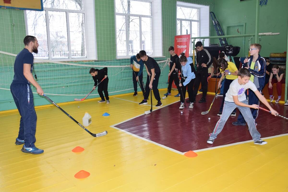 Движение Первых» Климовского района организовало тренировку по хоккею для  воспитанников школы-интерната