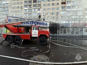 В Брянске поднялся столб дыма: загорелся магазин «Электроника»