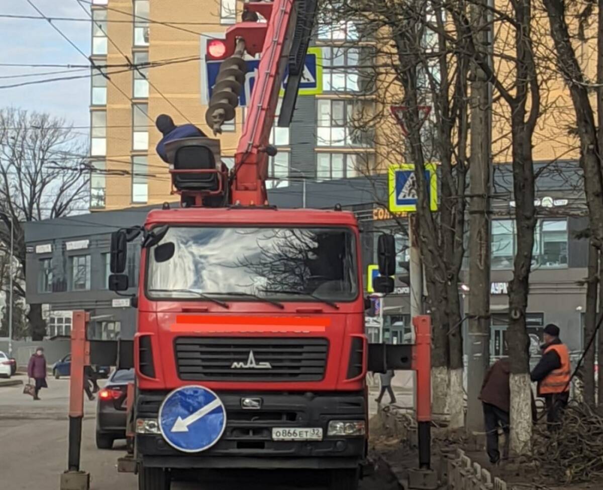 В Брянске в рамках капремонта на улице Куйбышева начался монтаж нового  освещения