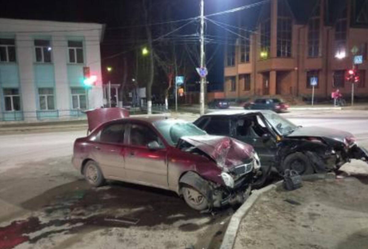 В Брянске молодой водитель устроил ДТП на улице Дзержинского и ранил 2  женщин | 25.03.2023 | Брянск - БезФормата