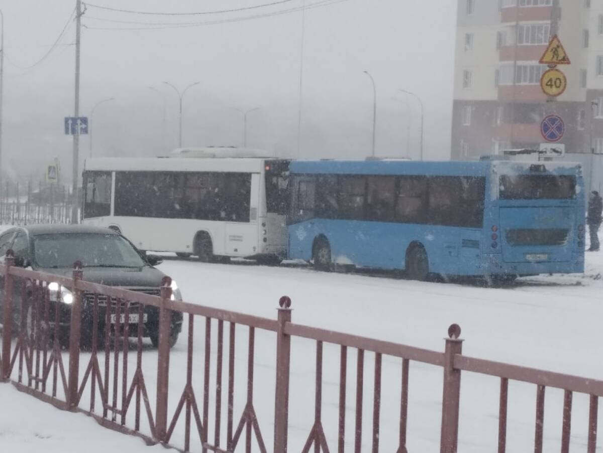 В Брянске два автобуса попали в ДТП на улице Романа Брянского | 18.02.2023  | Брянск - БезФормата