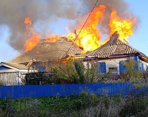 Приграничье в огне: появились новые кадры выжигаемого дронами ВСУ села Зёрново